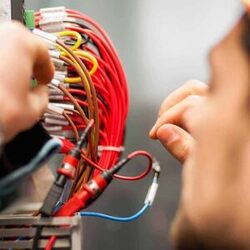 Elektrikár Bratislava poskytuje rýchle a spoľahlivé elektroinštalácie, opravy, revízie aj havarijné výjazdy.