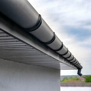 Podbitie strechy plechom chráni konštrukciu a zlepšuje vzhľad domu.